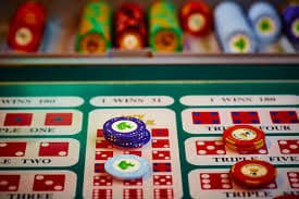 Live dealer revealing cards at Qiu Qiu table on comtoto wap